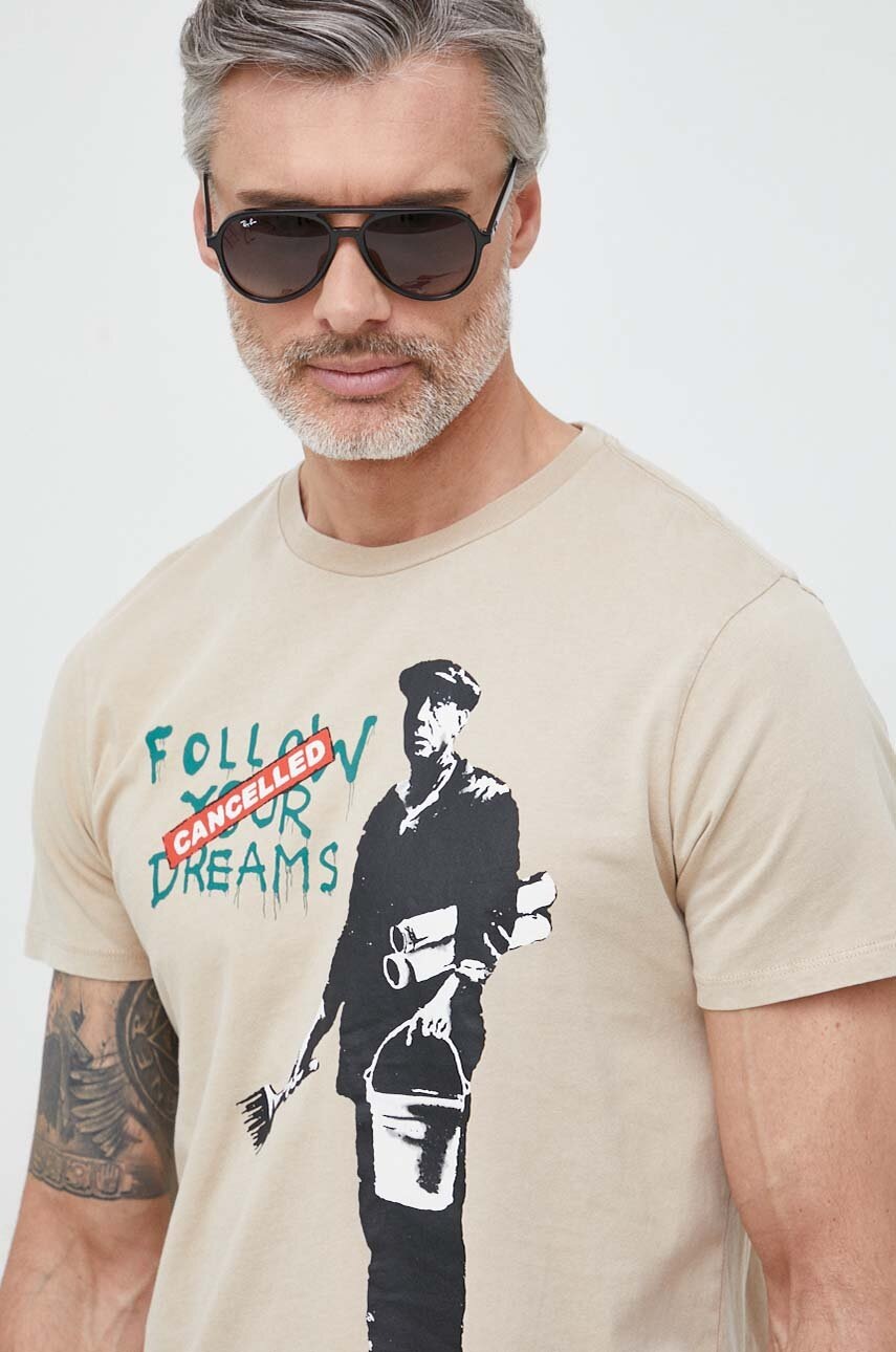 

Бавовняна футболка Guess x Brandalised With Graffiti By Banksy колір бежевий з принтом