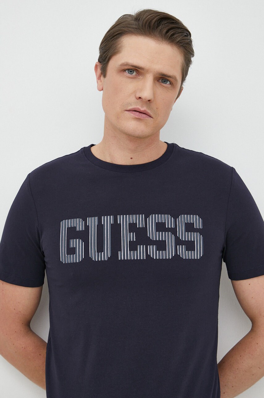 

Футболка Guess чоловічий колір синій з принтом