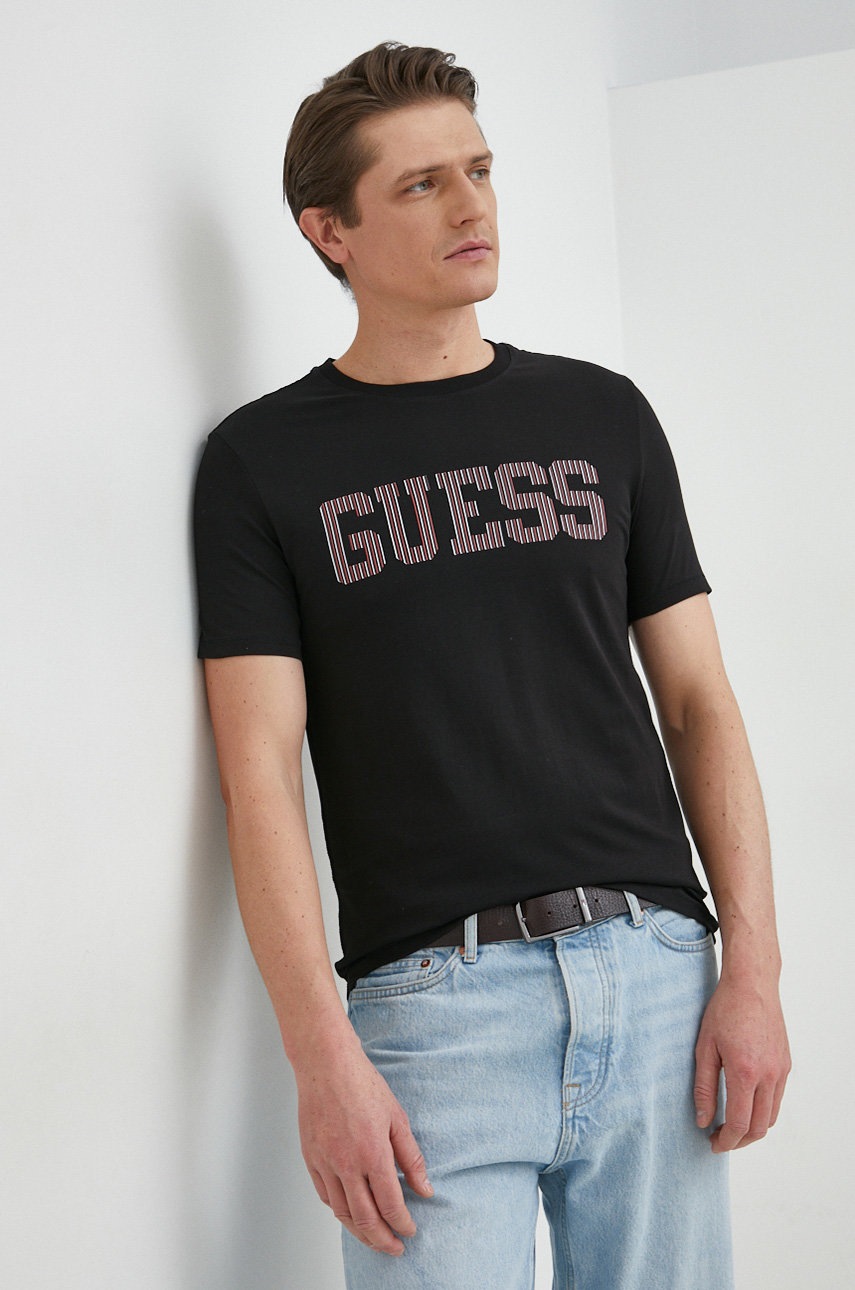 

Тениска Guess в черно с принт, Черен