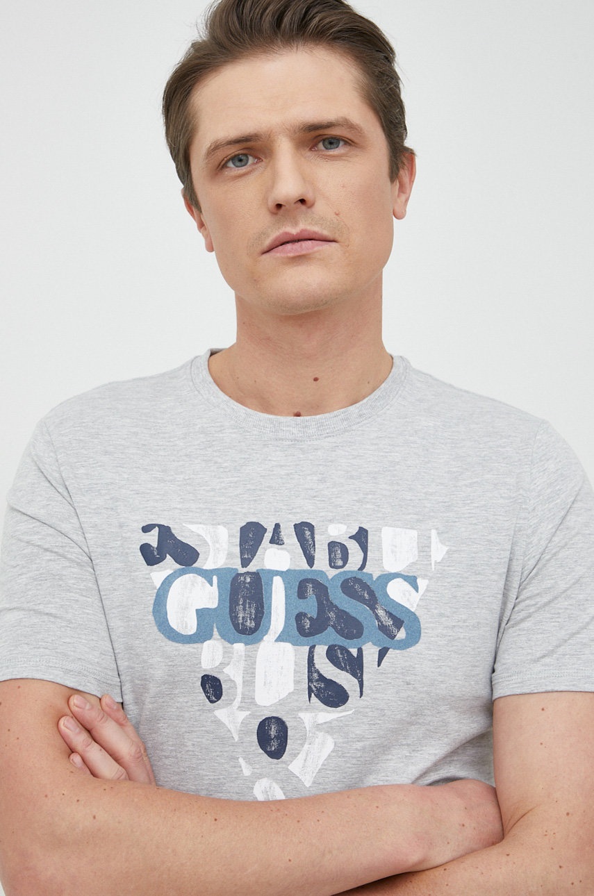 

Футболка Guess чоловічий колір сірий з принтом