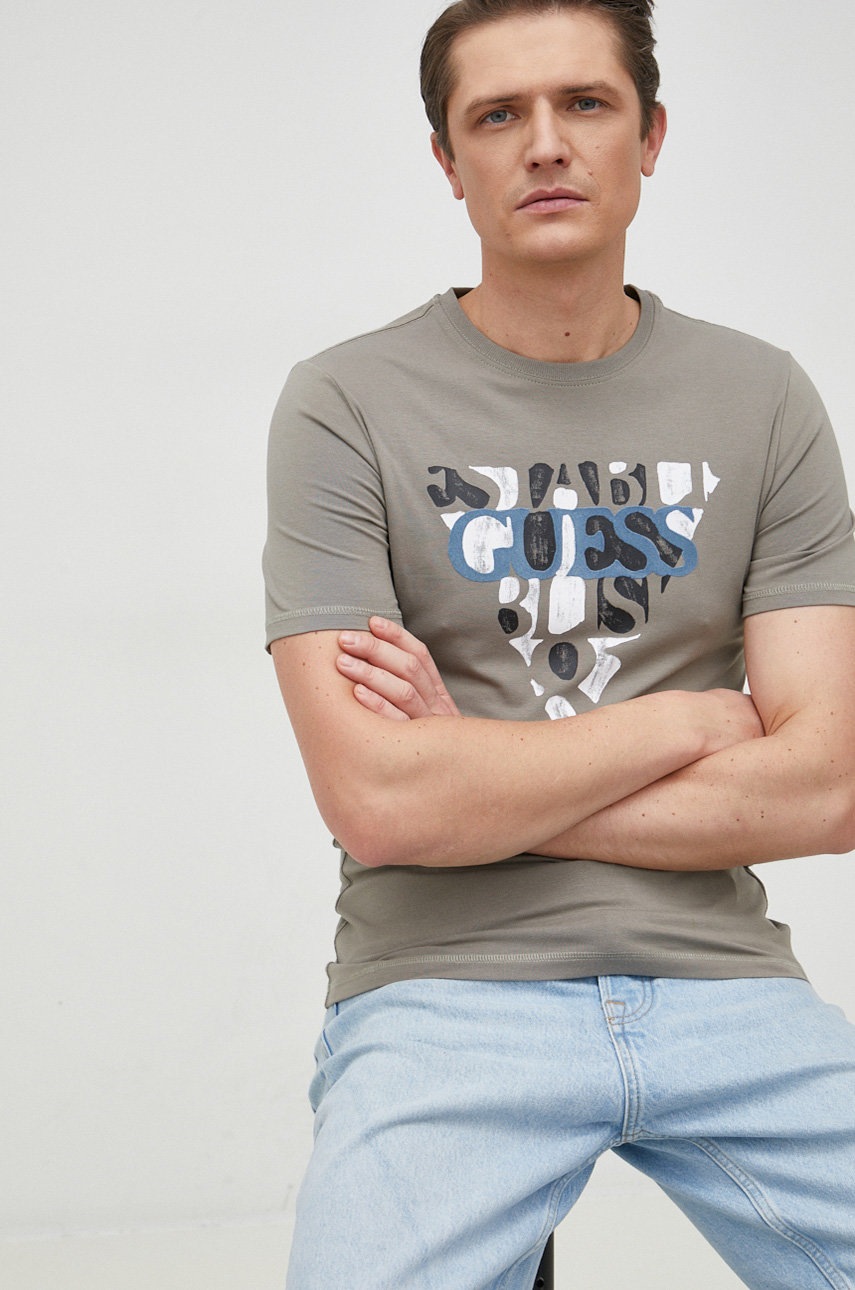 

Футболка Guess чоловічий колір зелений з принтом