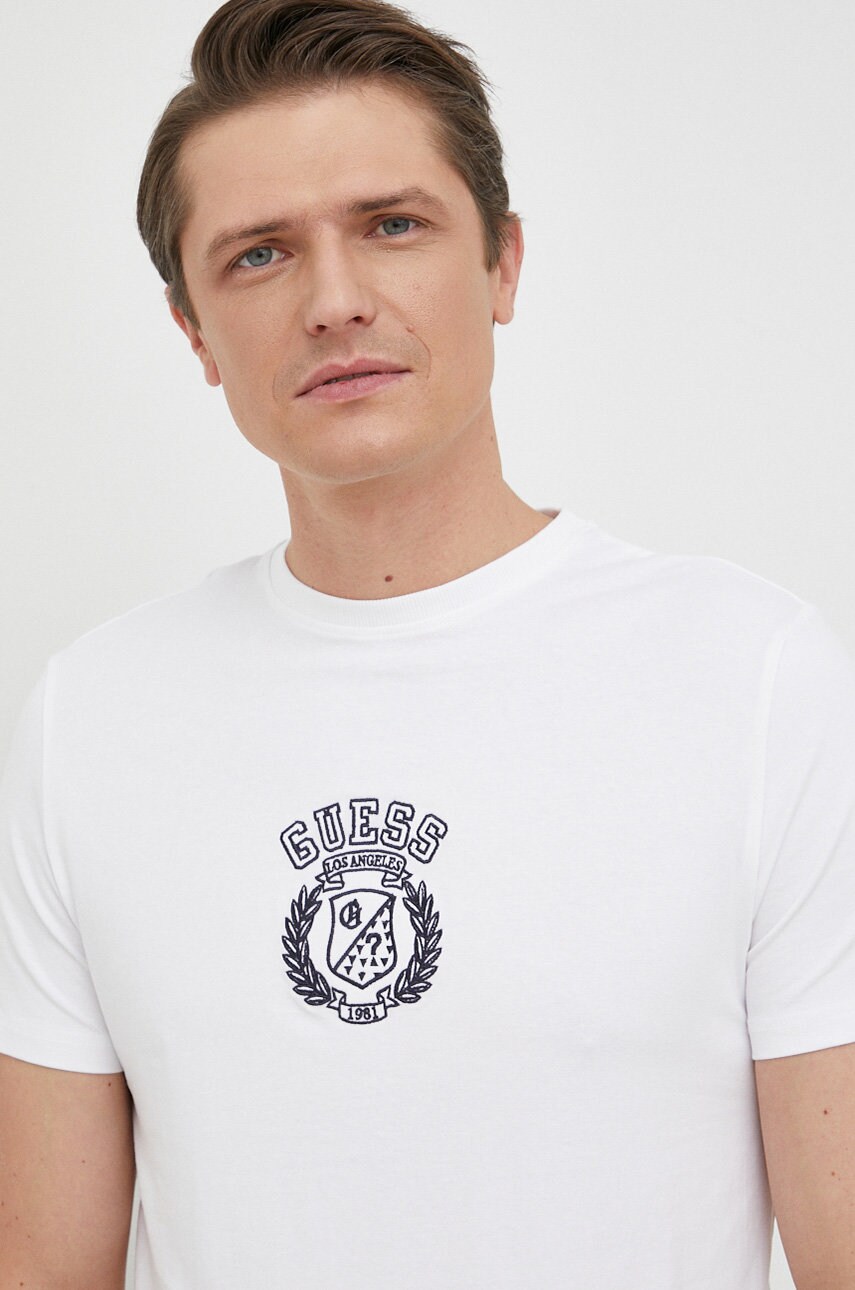 

Футболка Guess чоловічий колір білий з аплікацією