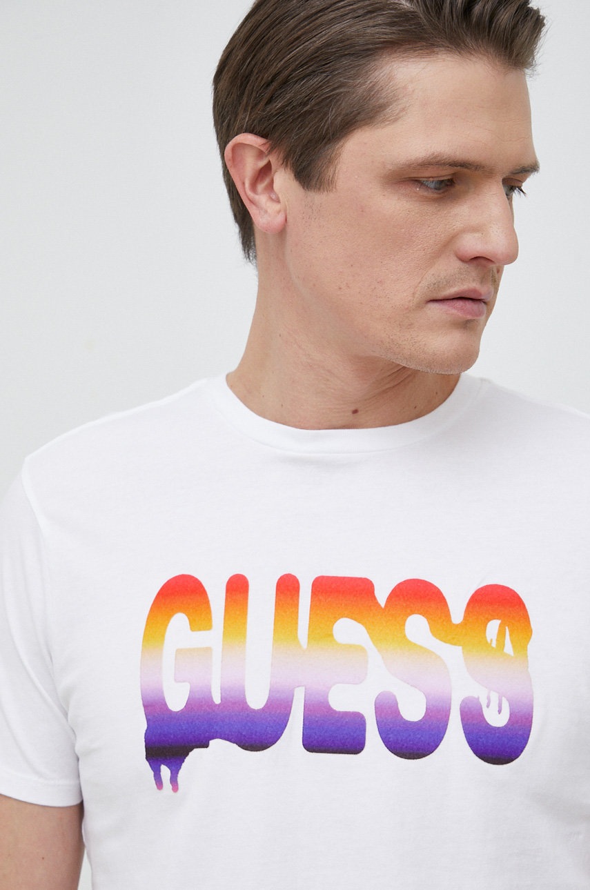 

Хлопковая футболка Guess цвет белый узорный