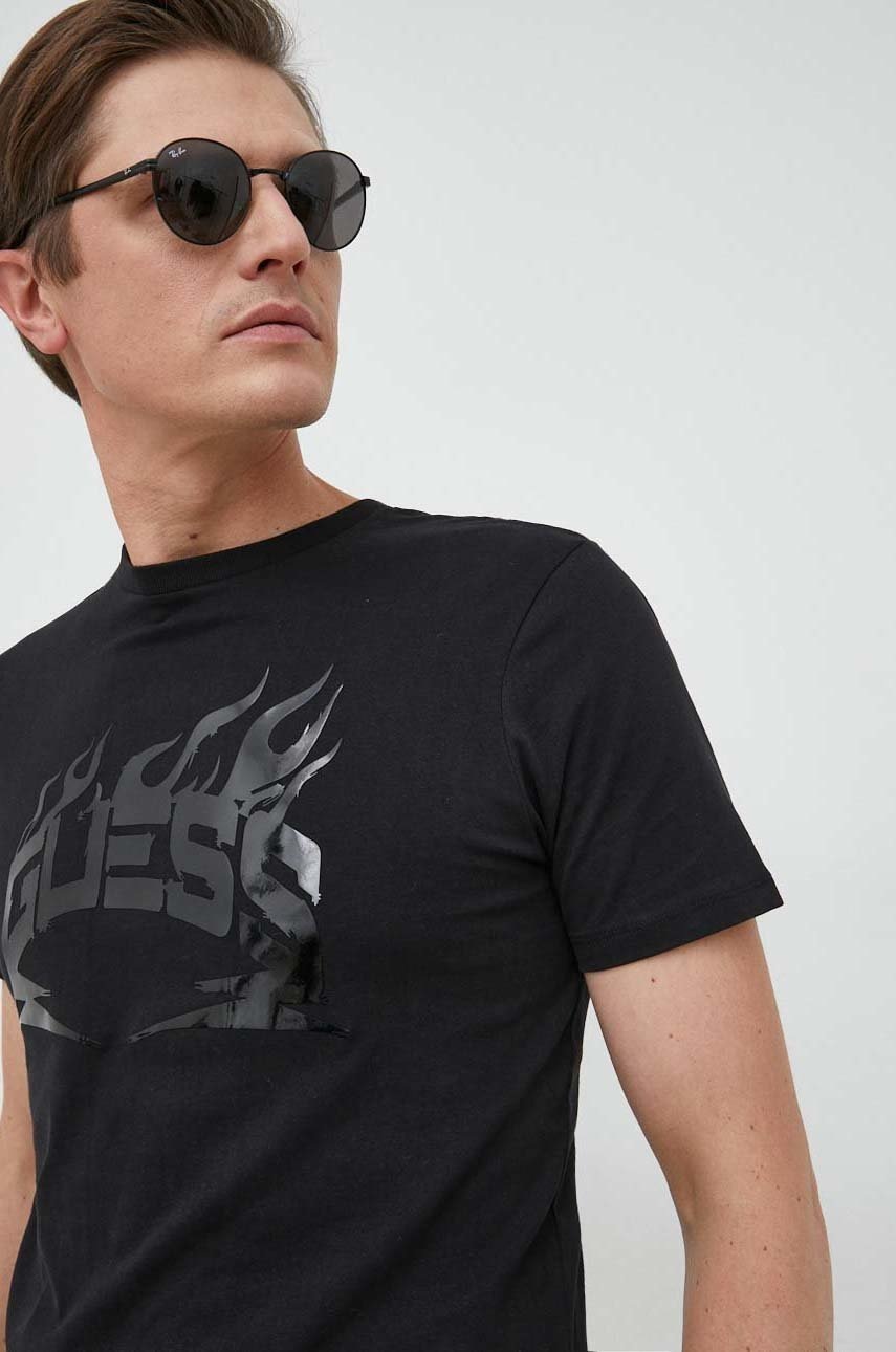 

Бавовняна футболка Guess колір чорний з принтом