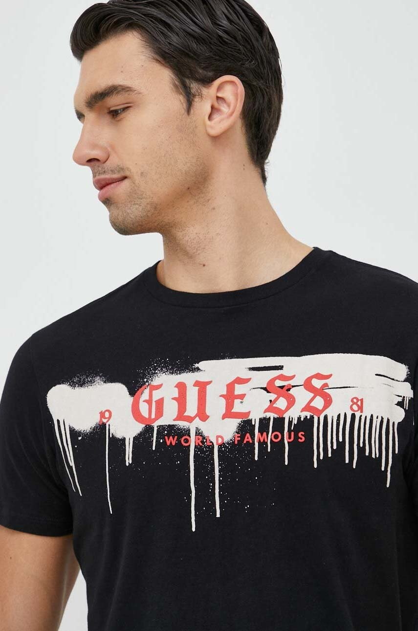 

Бавовняна футболка Guess колір чорний з принтом