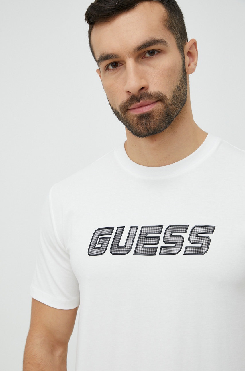 

Футболка Guess мужской цвет белый с принтом