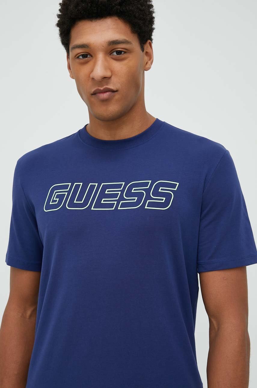 

Футболка Guess чоловічий колір синій з принтом