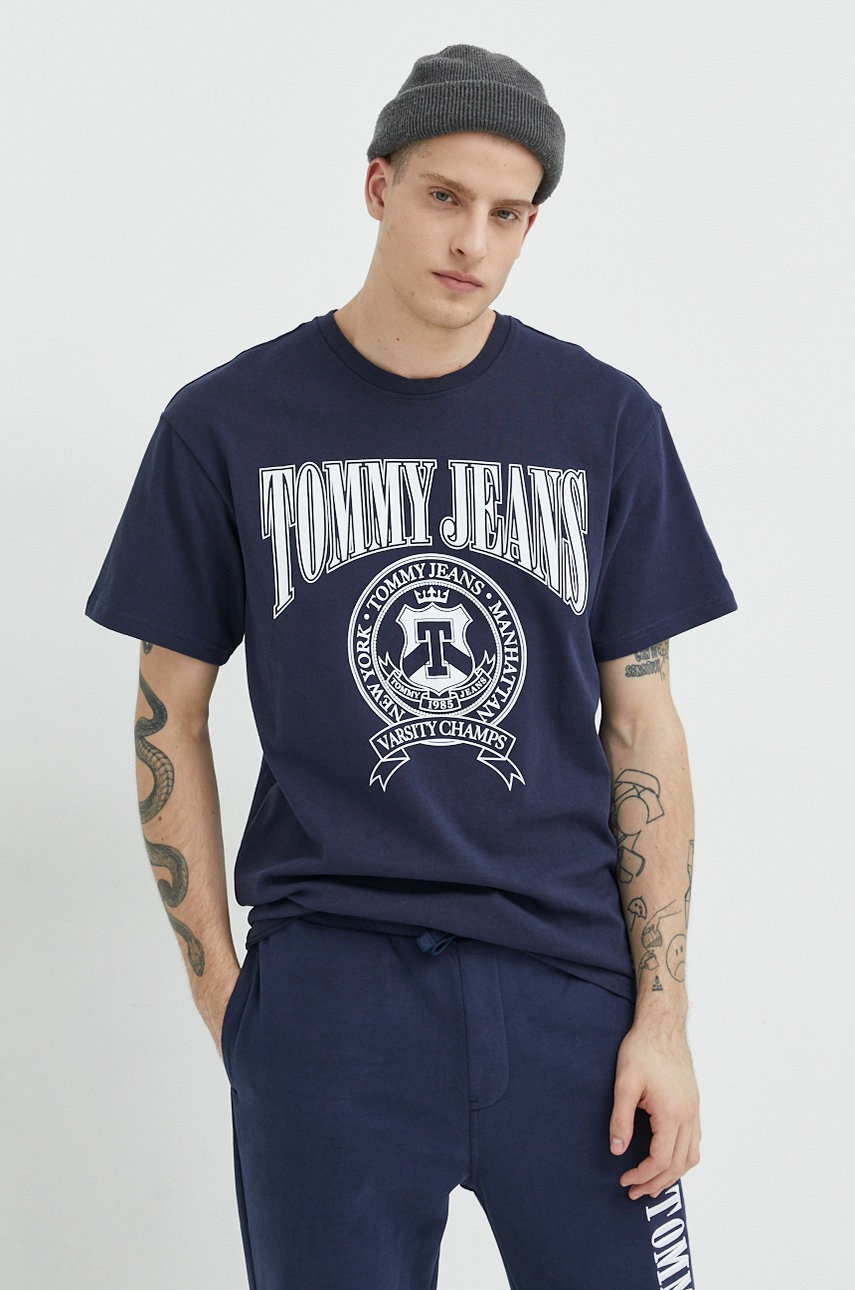 

Хлопковая футболка Tommy Jeans цвет синий с принтом