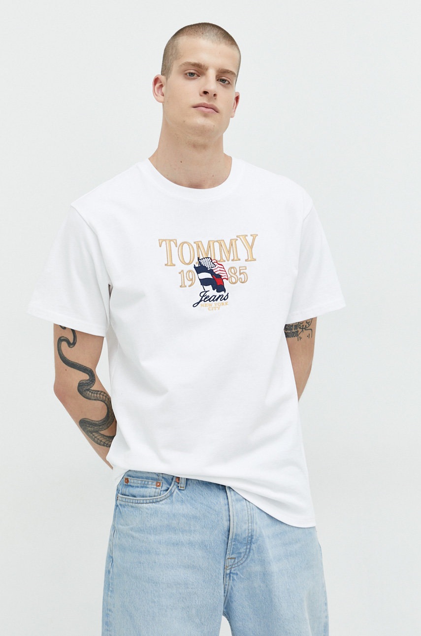 

Памучна тениска Tommy Jeans в бяло с апликация, Бял
