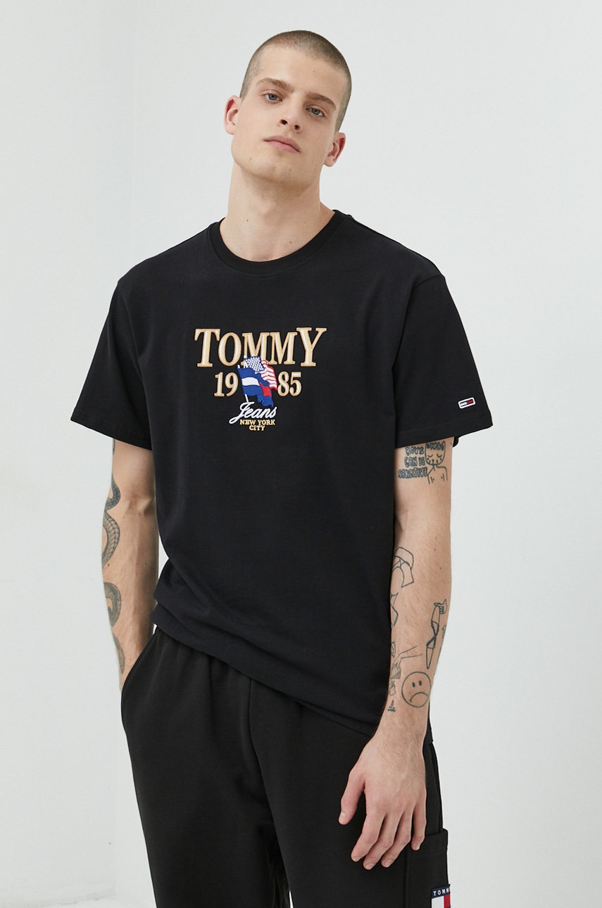 

Памучна тениска Tommy Jeans в черно с апликация, Черен