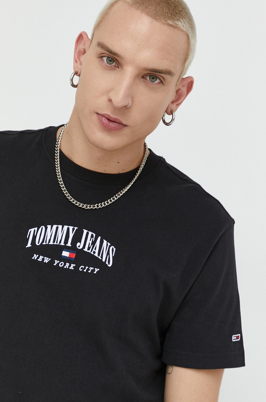 

Бавовняна футболка Tommy Jeans колір чорний з аплікацією