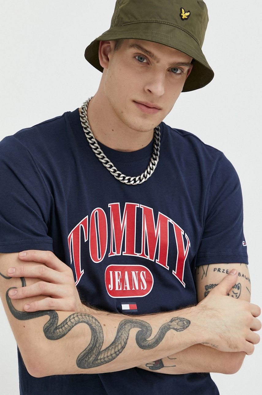 

Памучна тениска Tommy Jeans в тъмносиньо с принт, Тъмносин