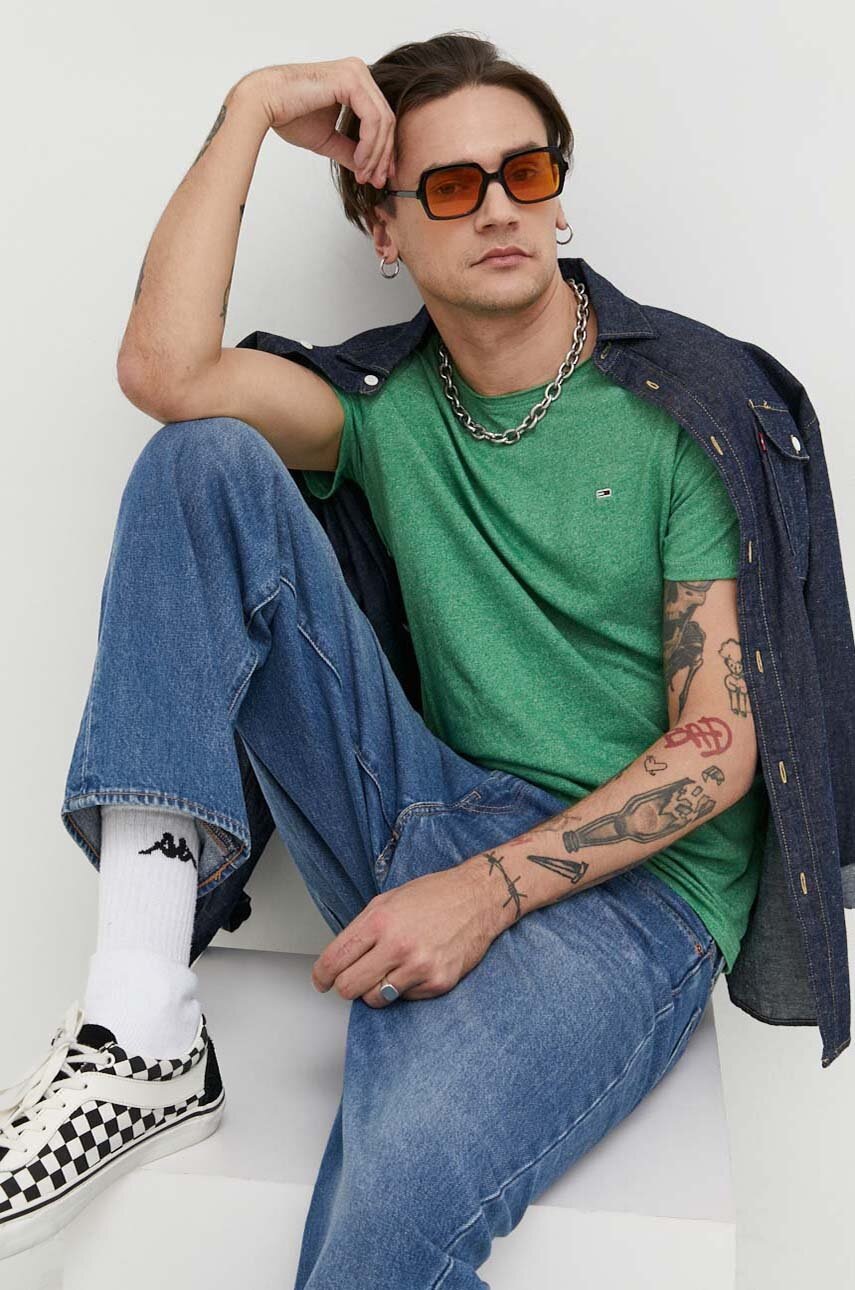 

Тениска Tommy Jeans в зелено с изчистен дизайн, Зелен