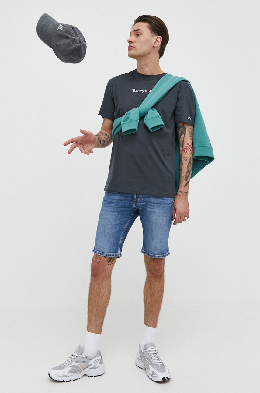 

Памучна тениска Tommy Jeans в сиво с апликация, Сив