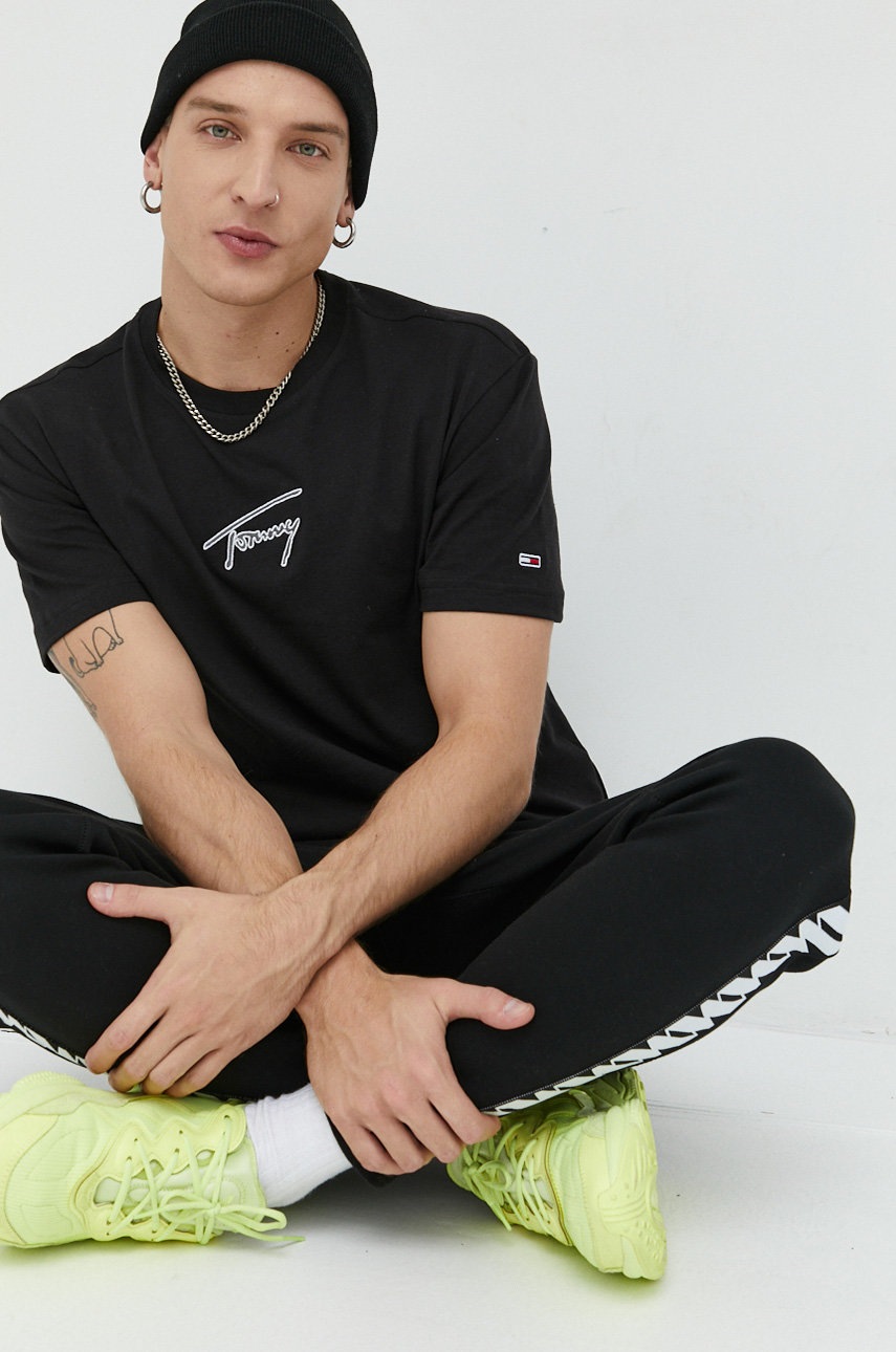 

Хлопковая футболка Tommy Jeans цвет чёрный с аппликацией