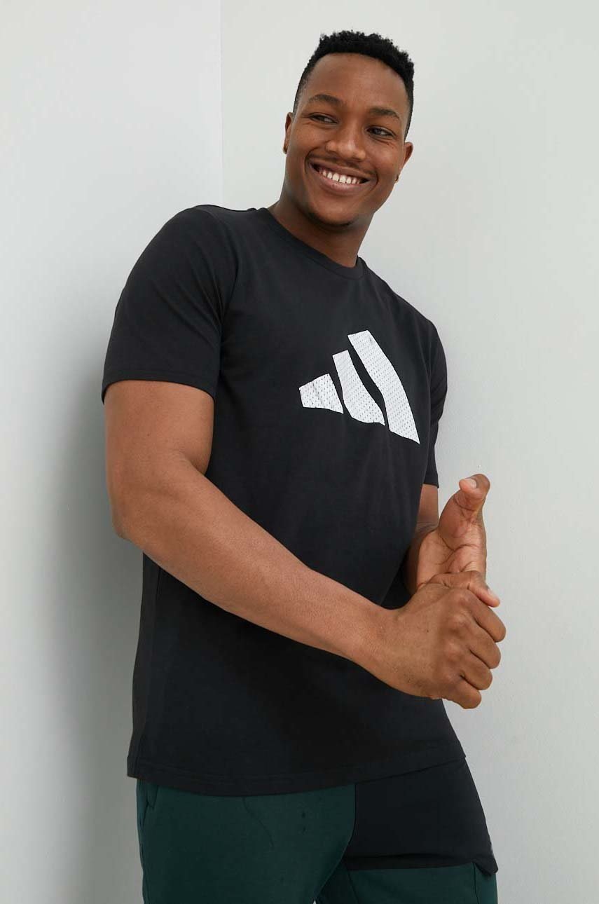 

Хлопковая футболка adidas Performance цвет чёрный с принтом
