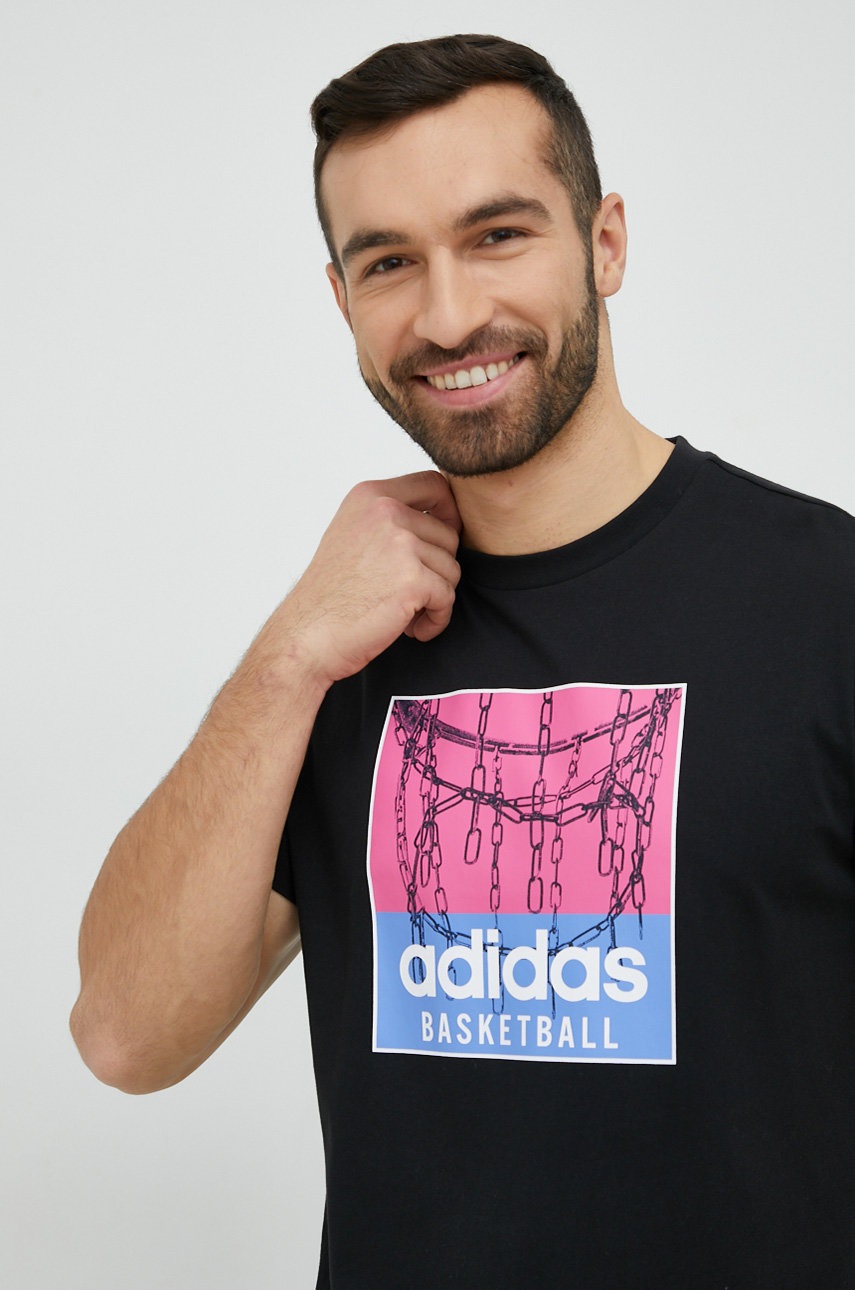 

Хлопковая футболка adidas Originals цвет чёрный с принтом