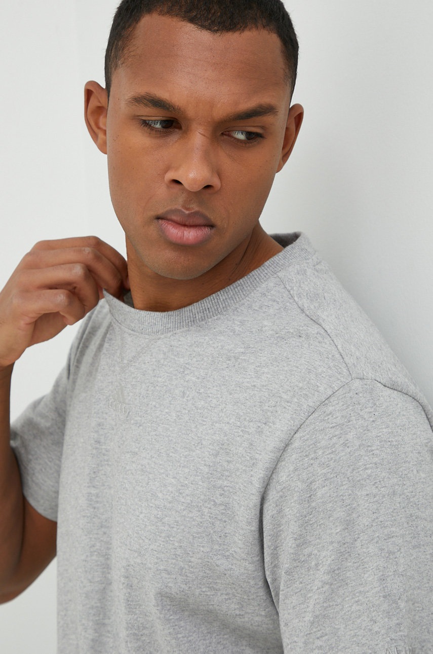 Βαμβακερό μπλουζάκι adidas χρώμα: γκρι IC9789 φωτογραφία