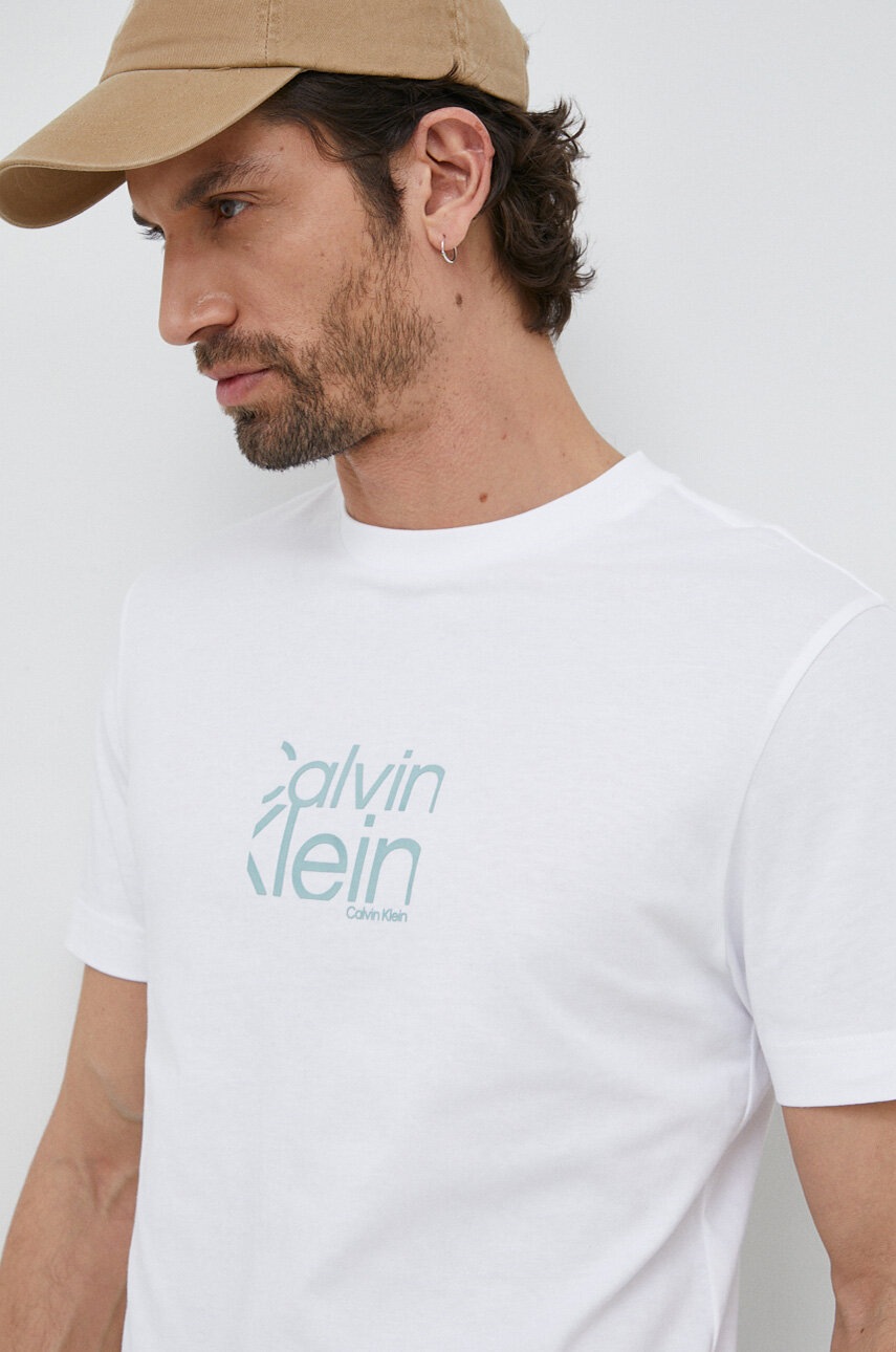 

Памучна тениска Calvin Klein в бяло с принт, Бял