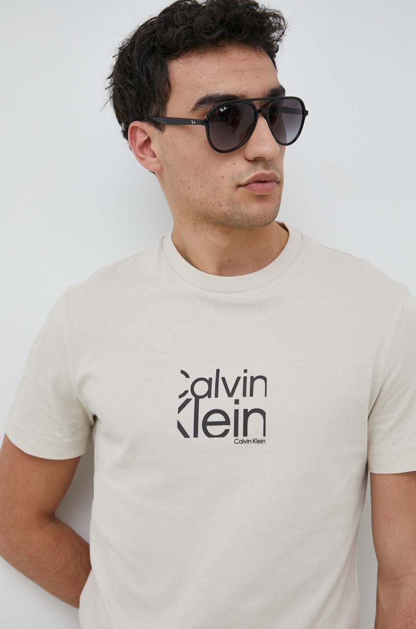 

Памучна тениска Calvin Klein в бежово с принт, Бежов