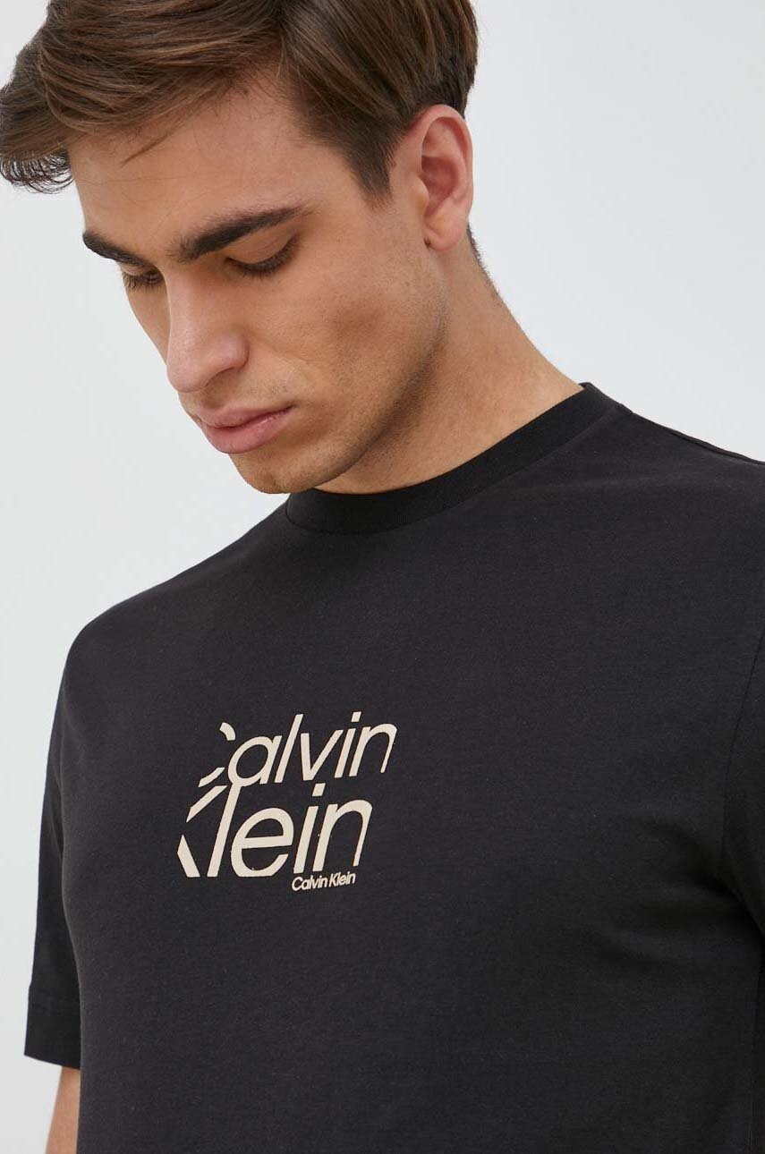 

Памучна тениска Calvin Klein в черно с принт, Черен