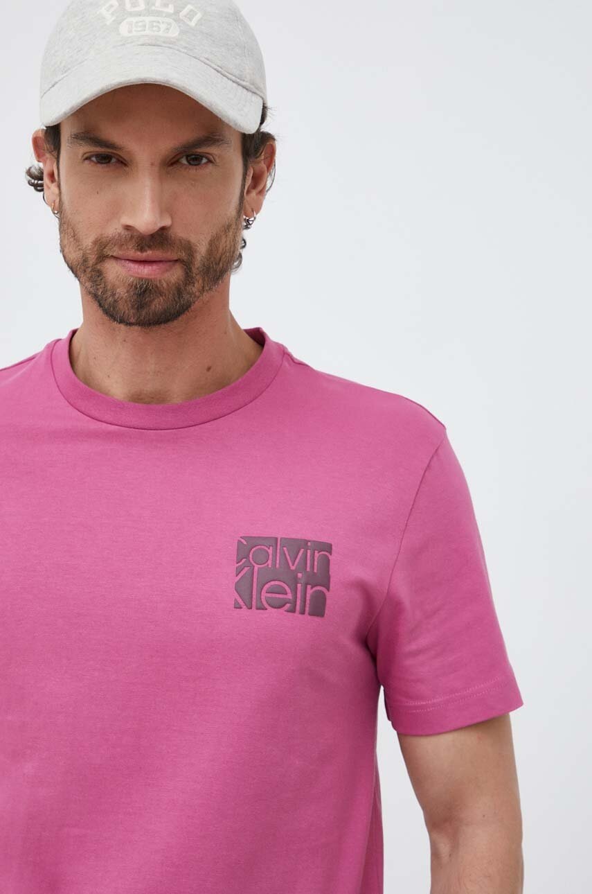 

Памучна тениска Calvin Klein в лилаво с принт, Виолетов
