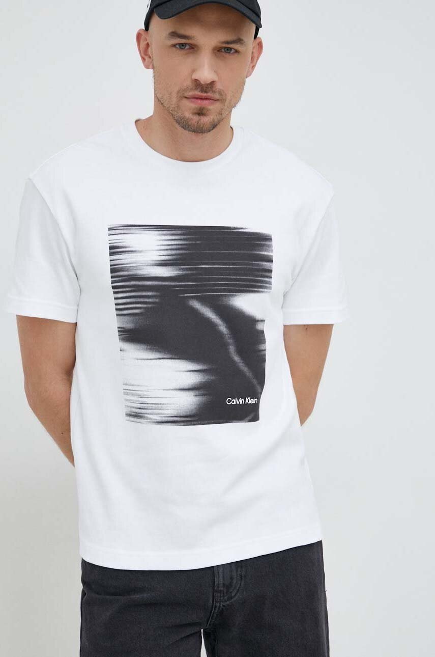 

Памучна тениска Calvin Klein в бяло с принт, Бял