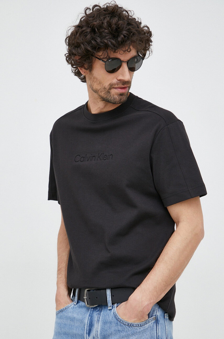 

Памучна тениска Calvin Klein в черно с апликация, Черен