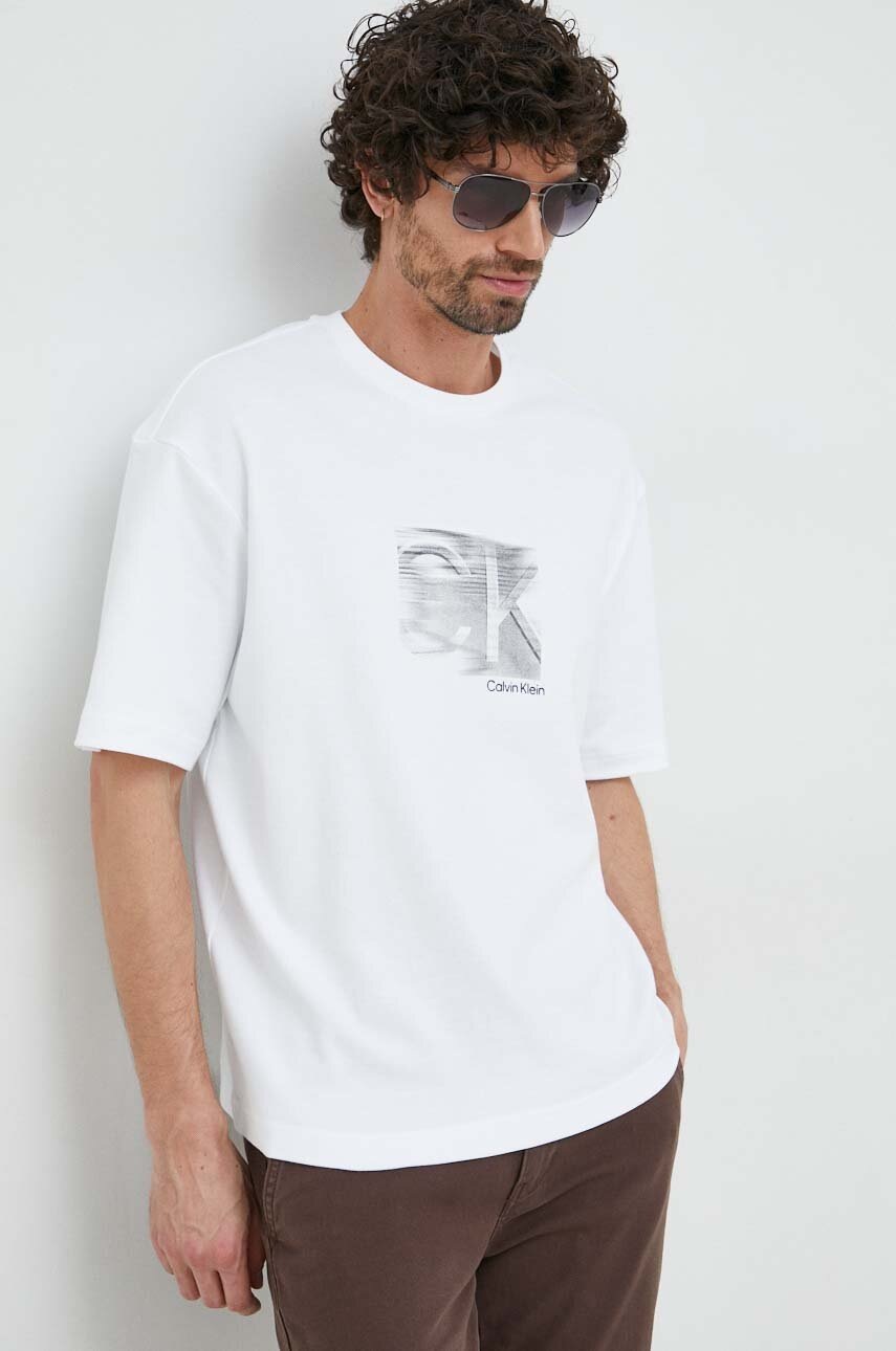 

Памучна тениска Calvin Klein в бяло с принт, Бял