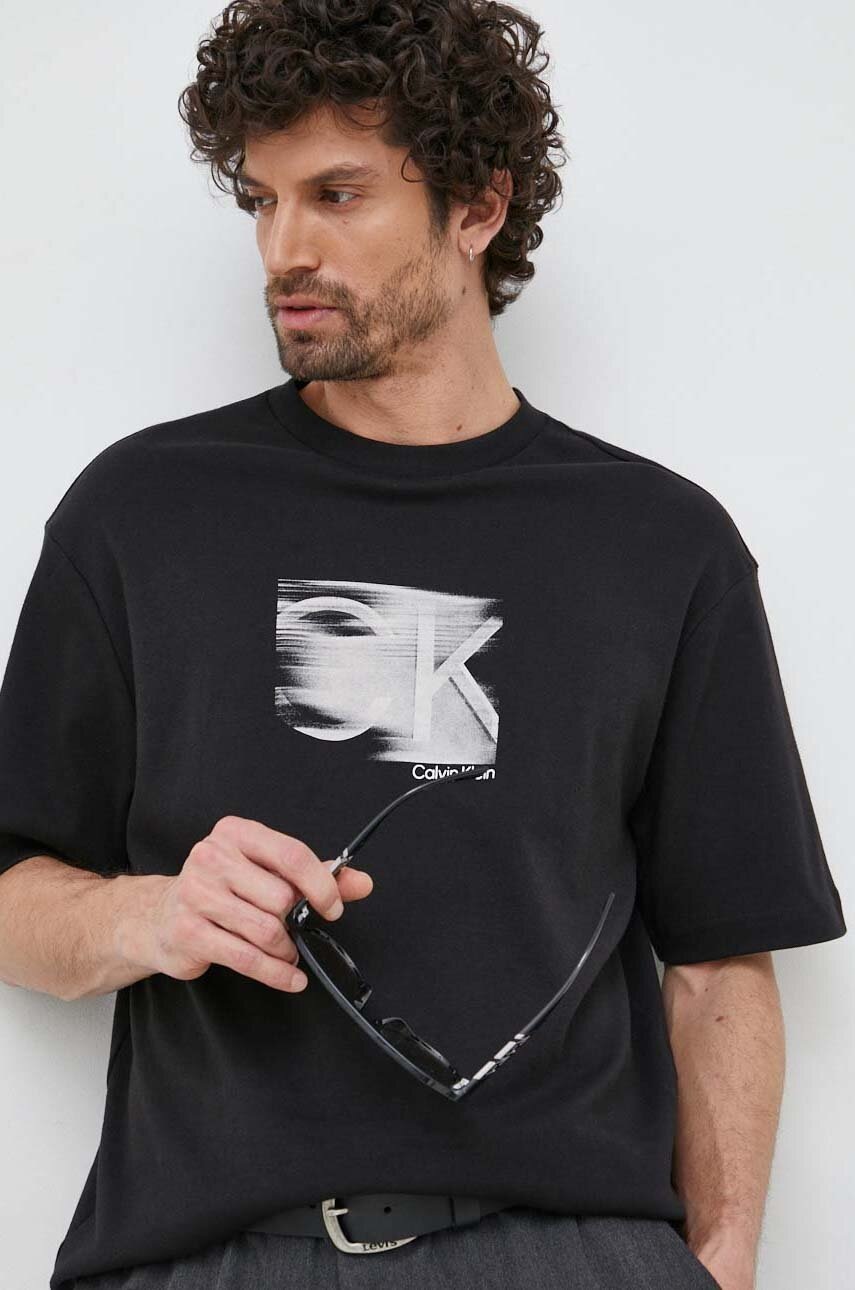 

Памучна тениска Calvin Klein в черно с принт, Черен