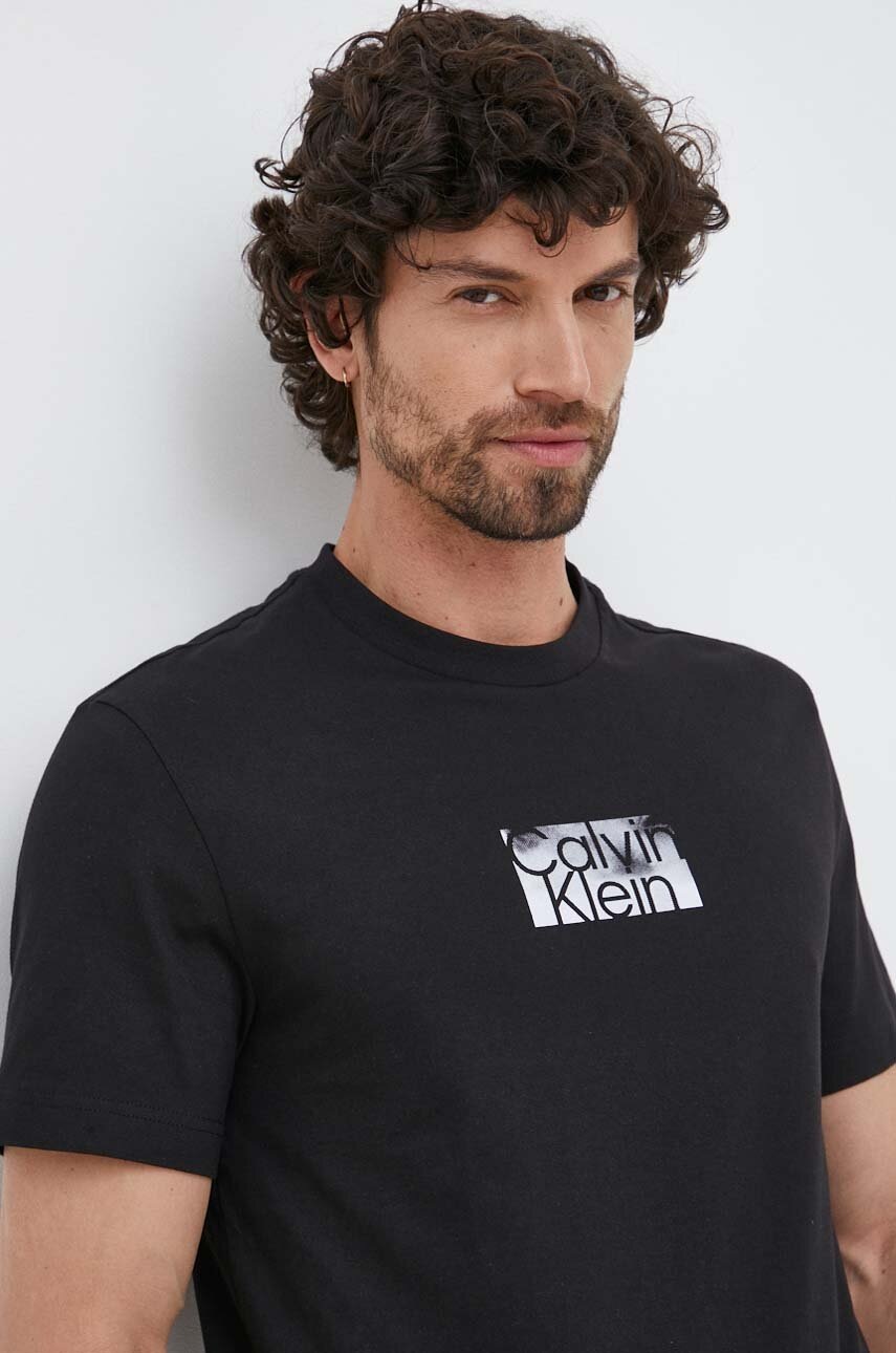 

Памучна тениска Calvin Klein в черно с принт, Черен