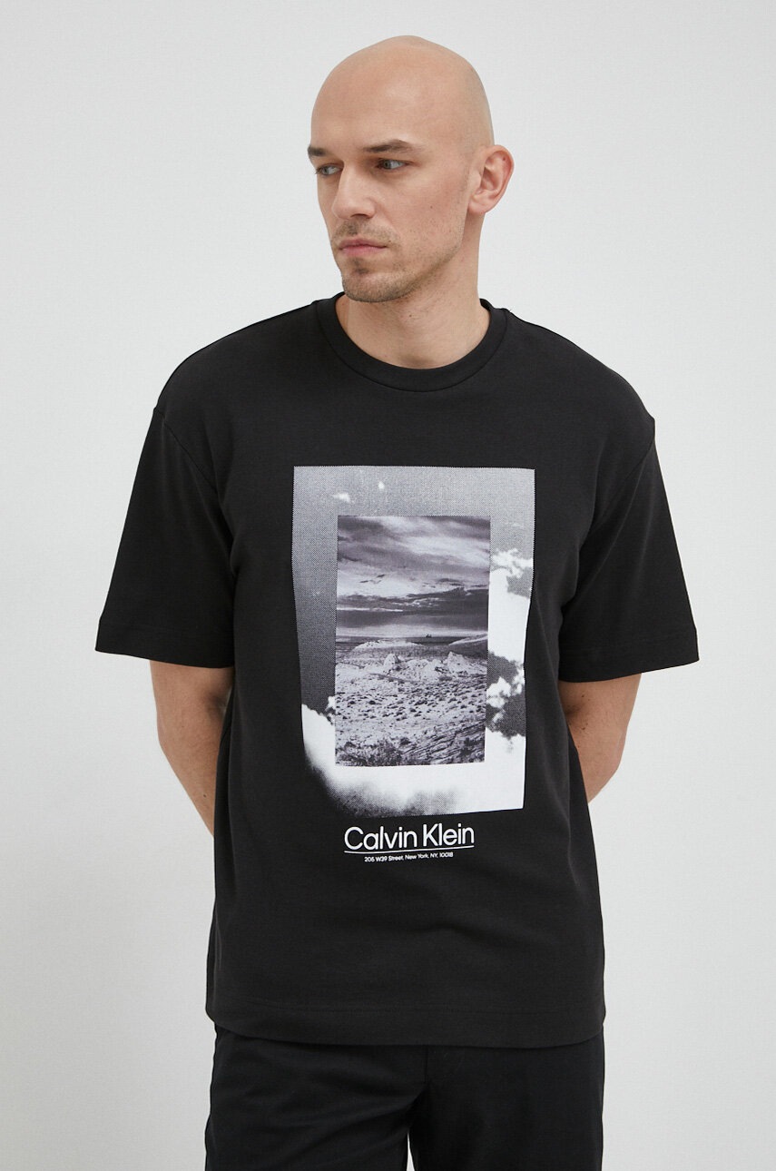 

Памучна тениска Calvin Klein в черно с принт, Черен