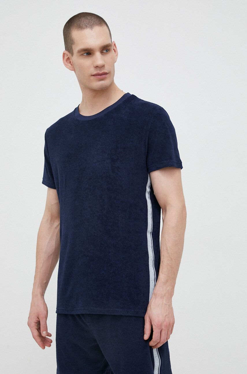Levně Plážové tričko Calvin Klein tmavomodrá barva