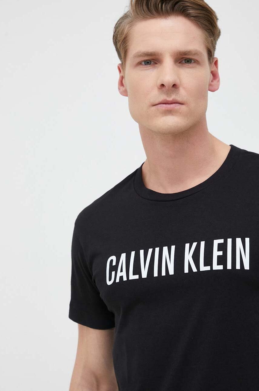 

Памучна тениска Calvin Klein в черно с десен, Черен