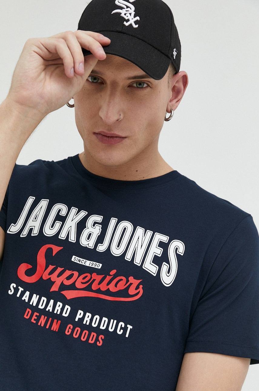 

Памучна тениска Jack & Jones JJELOGO в тъмносиньо с принт 12220500, Тъмносин