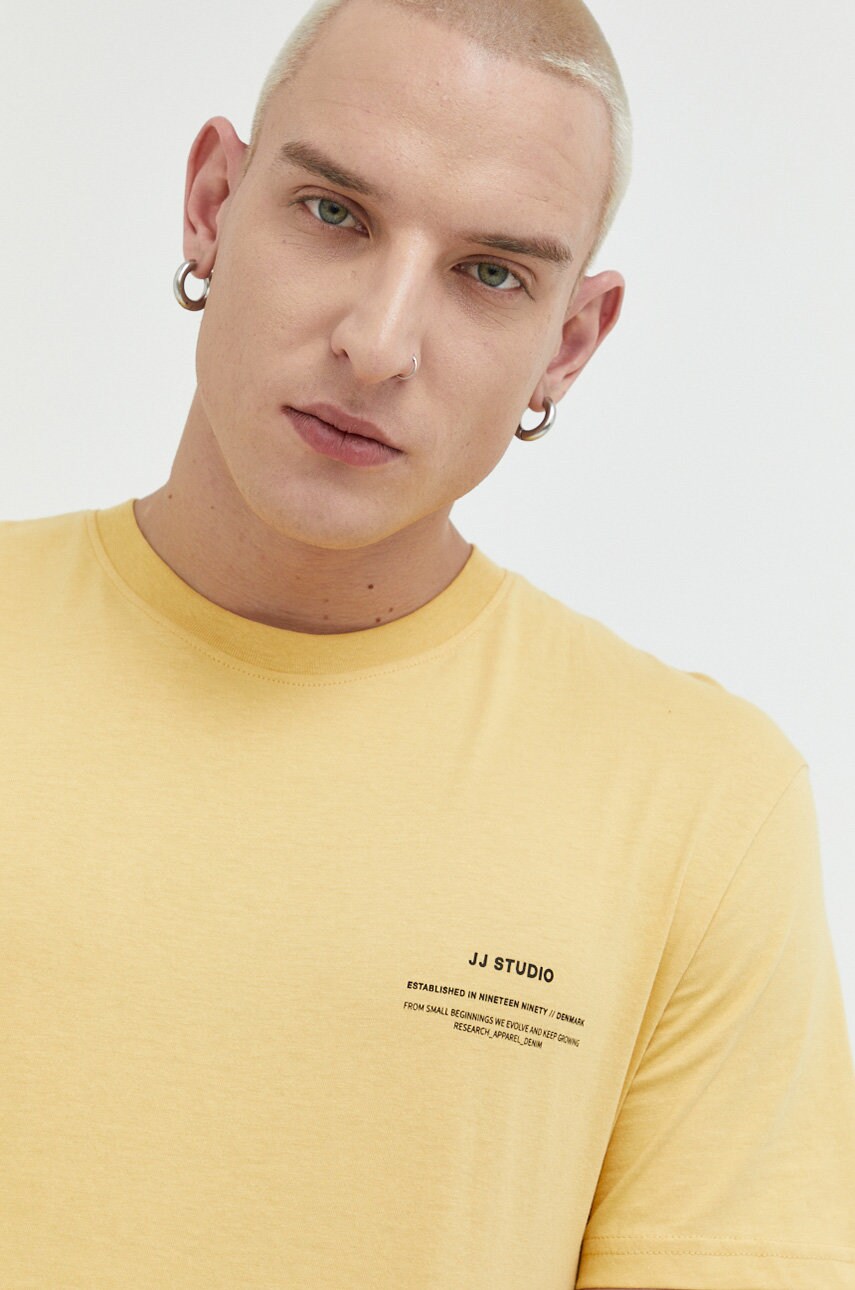 

Хлопковая футболка Jack & Jones JJEFELIX цвет жёлтый с принтом 12224600