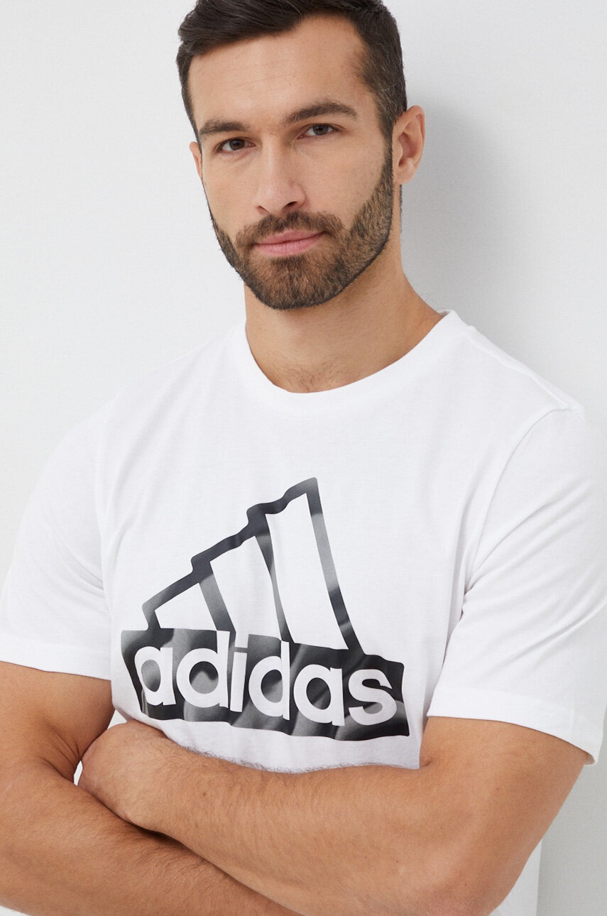 

Хлопковая футболка adidas цвет белый с принтом