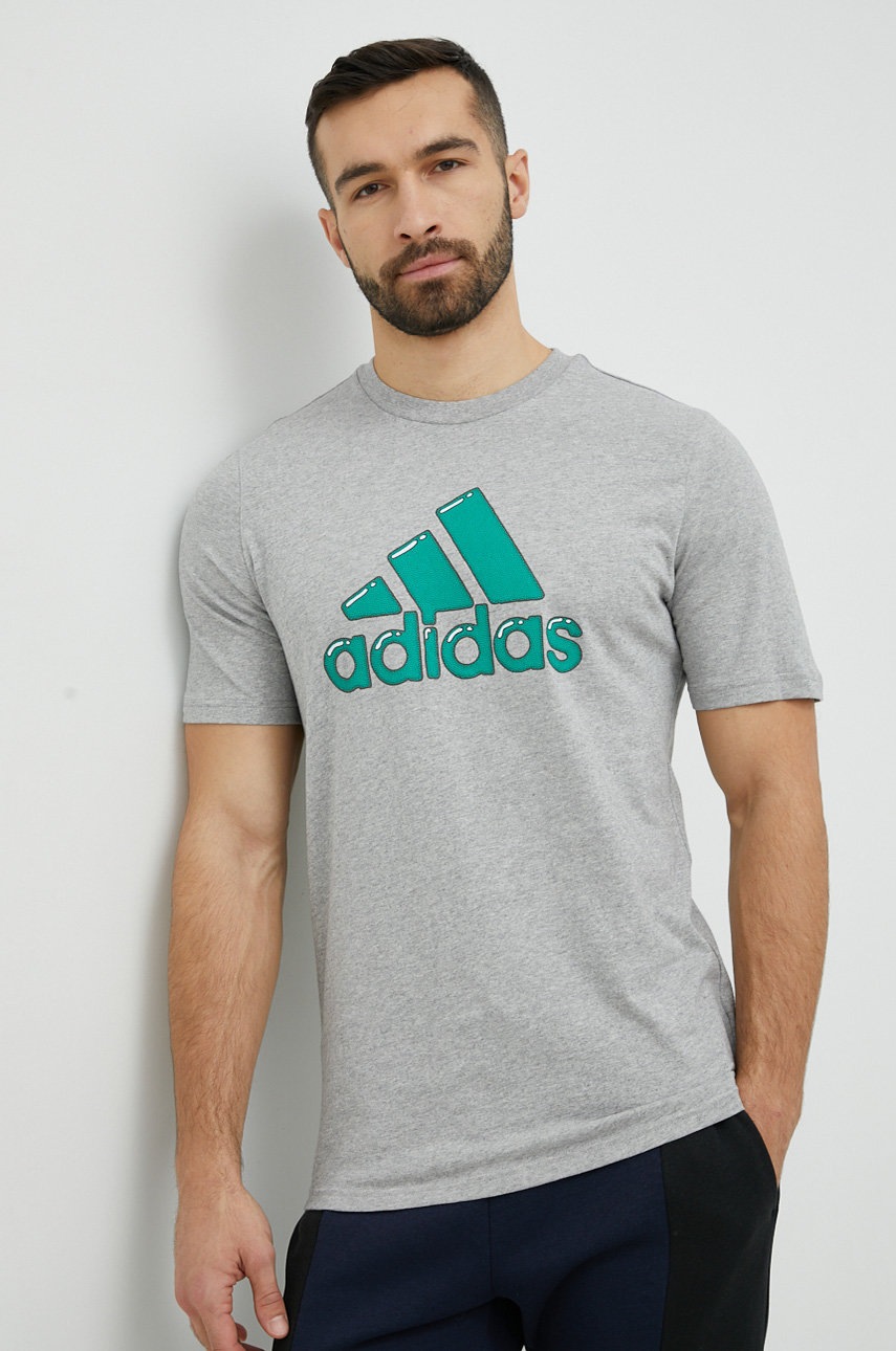 

Хлопковая футболка adidas цвет серый с принтом