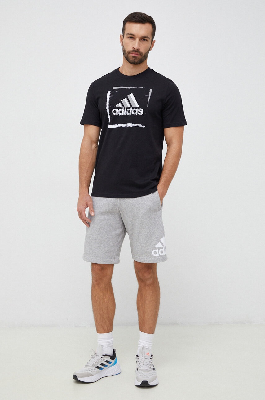 

Футболка adidas чоловічий колір чорний з принтом