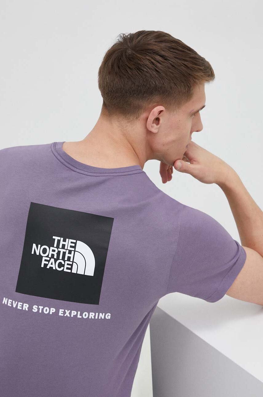 

Бавовняна футболка The North Face колір фіолетовий з принтом