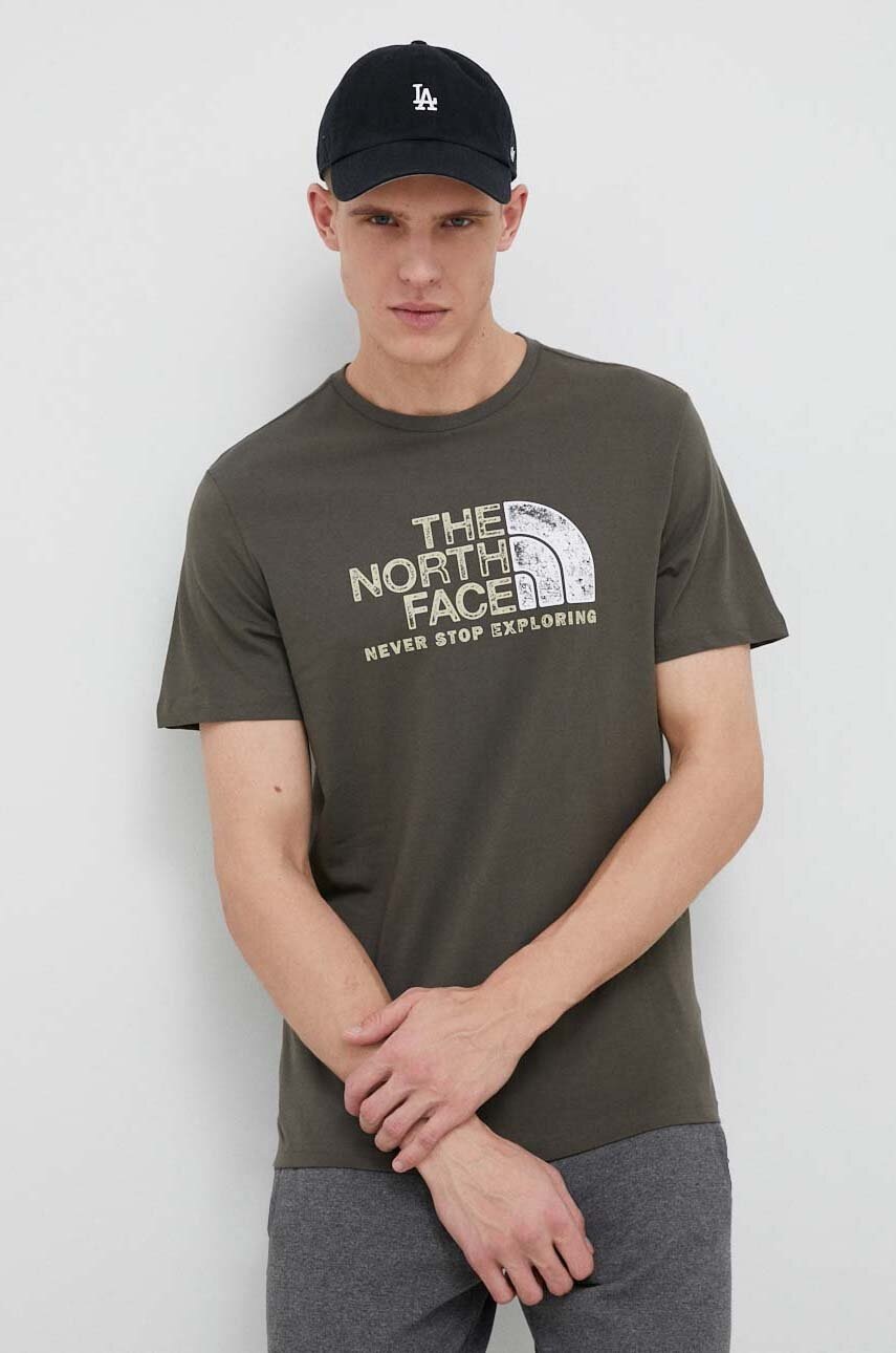 

Бавовняна футболка The North Face колір зелений з принтом