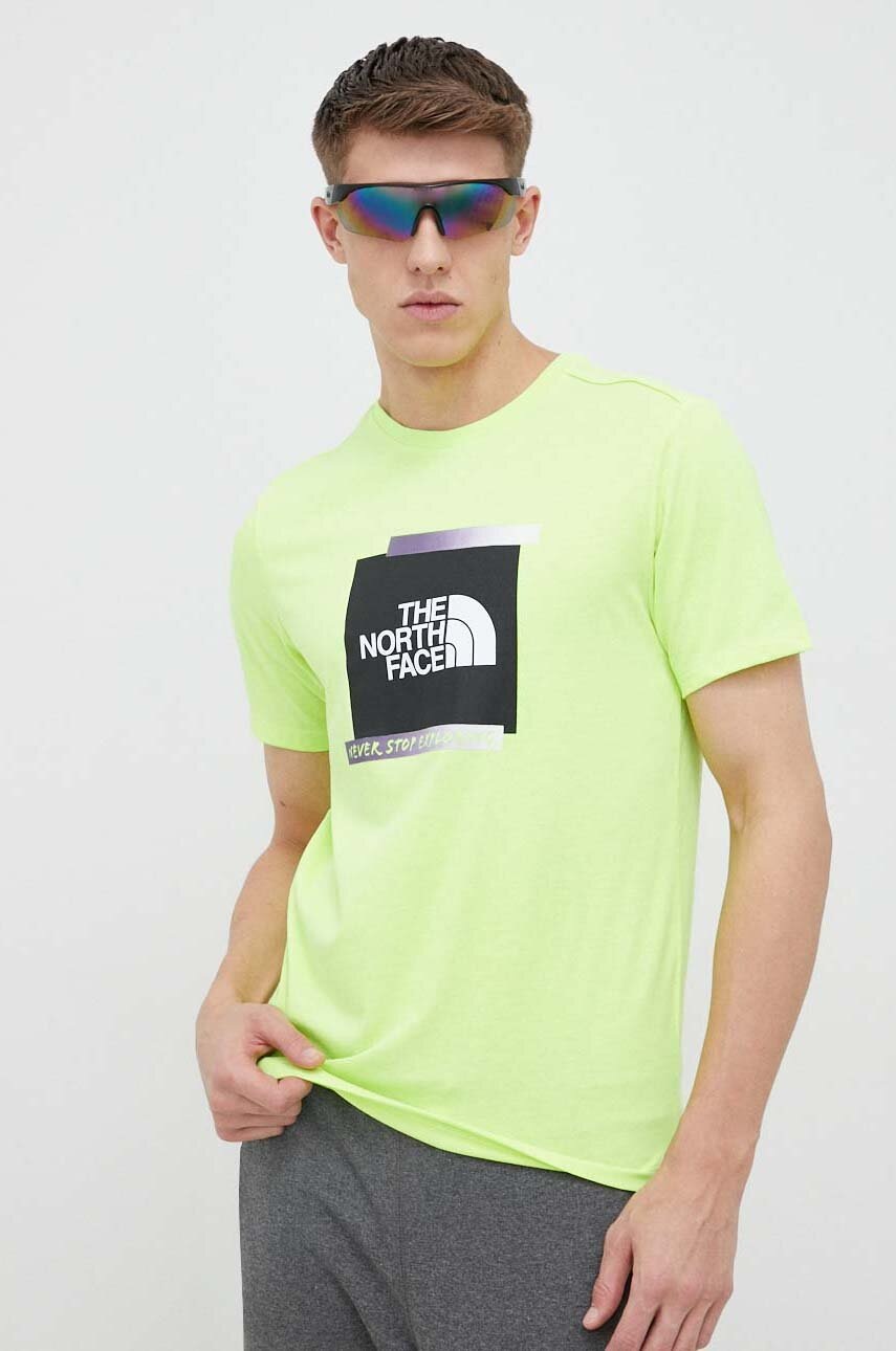 

Футболка The North Face мужской цвет зелёный с принтом