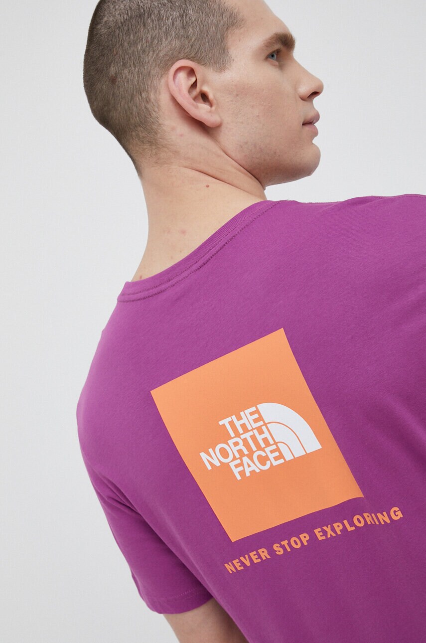 

Хлопковая футболка The North Face цвет фиолетовый с принтом
