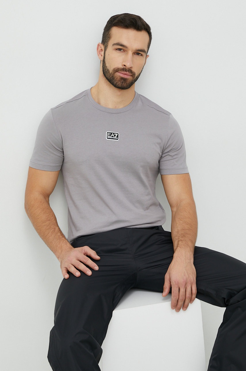 

Памучна тениска EA7 Emporio Armani в сиво с апликация, Сив