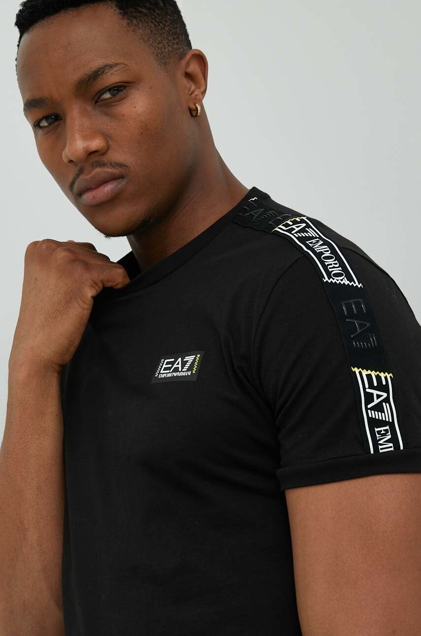 

Тениска EA7 Emporio Armani в черно с апликация, Черен