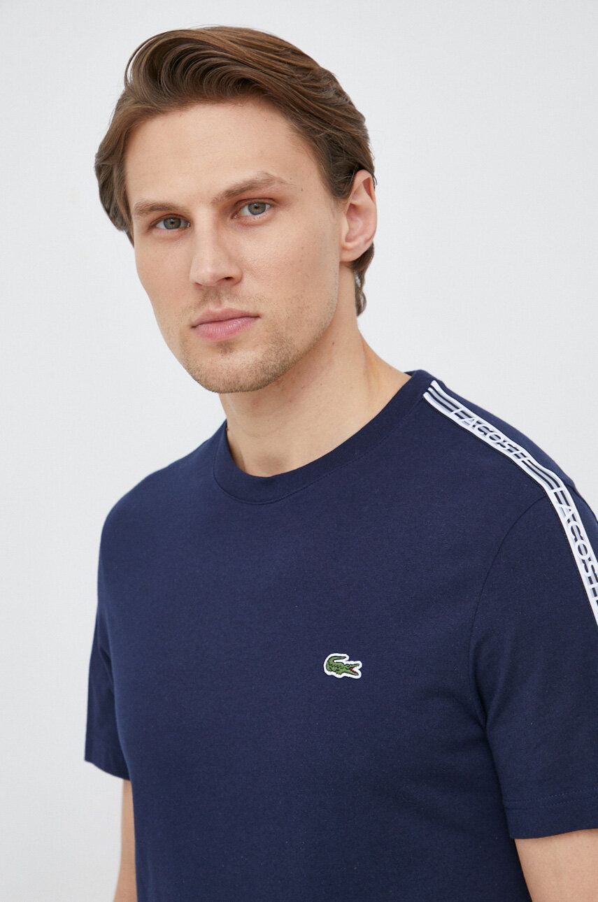 Bavlněné tričko Lacoste tmavomodrá barva, s aplikací, TH5071-001 - námořnická modř - 100 % Bavlna