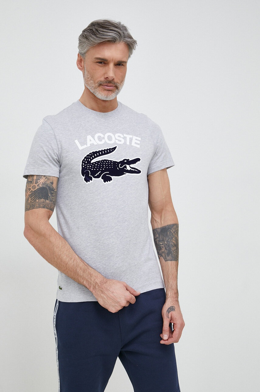 

Памучна тениска Lacoste в сиво с принт, Сив