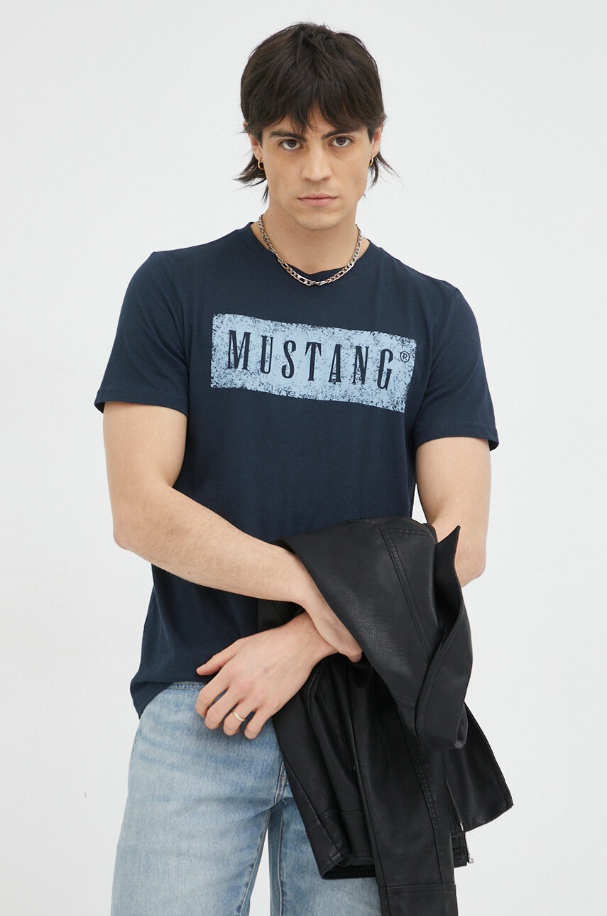 

Памучна тениска Mustang в тъмносиньо с принт, Тъмносин