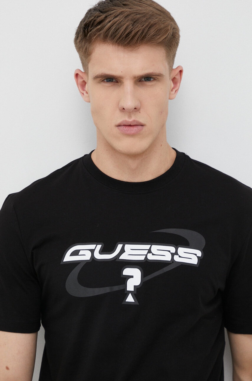 

Хлопковая футболка Guess цвет чёрный с принтом