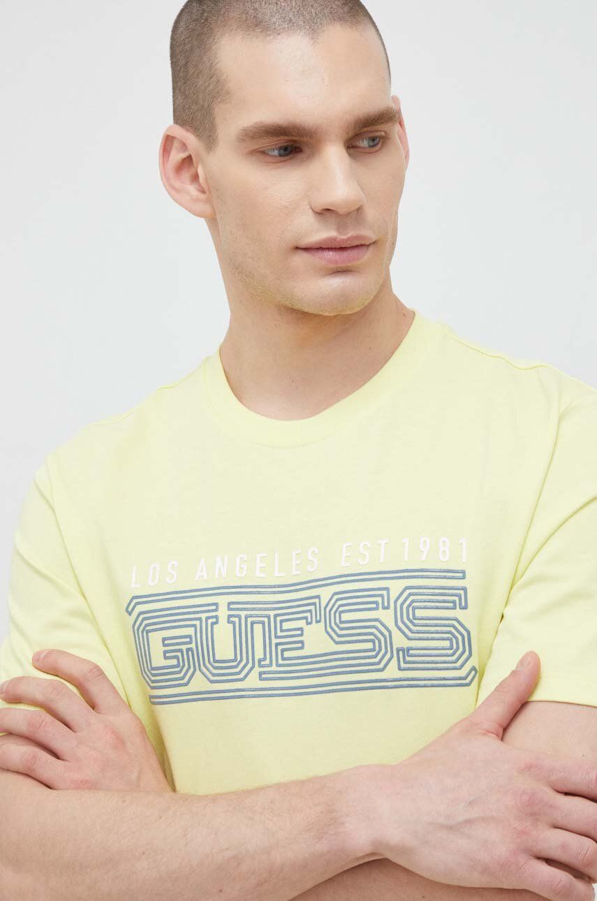Levně Bavlněné tričko Guess žlutá barva